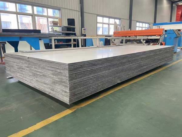 CFRTP材料(liào)闆更耐高(gāo)溫可與高(gāo)強度鋼媲(pì)美